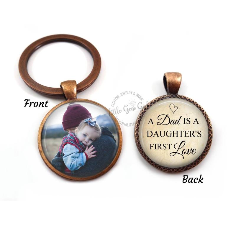 Ein Vater Ist Die Erste Liebe Einer Tochter Schlüsselanhänger - Personalisierter Foto Für Den Vatertag Doppelseitiges Benutzerdefiniertes von LittleGemGirl