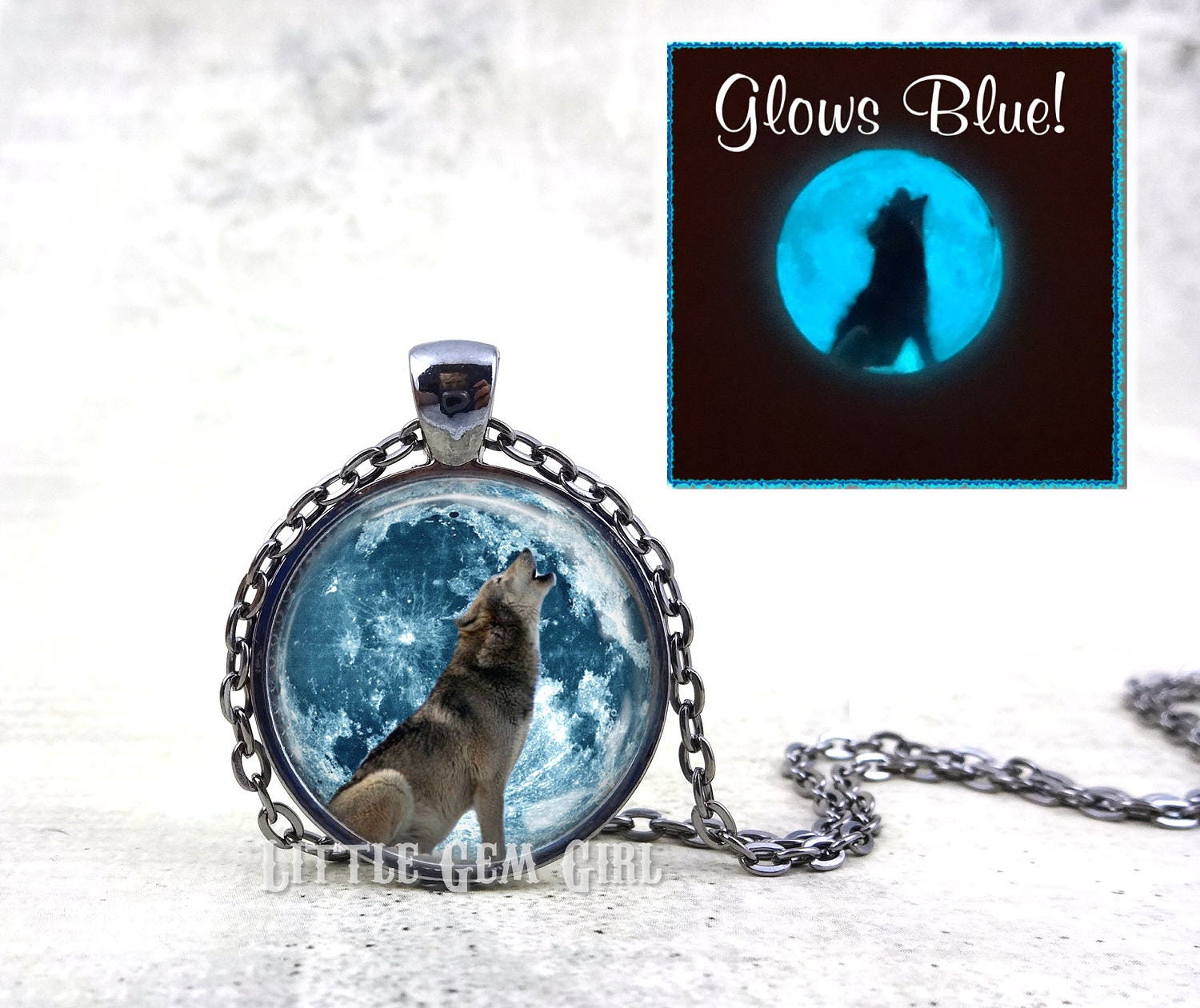 Glow in The Dark Howling Wolf Blue Moon Halskette Oder Schlüsselanhänger Charm - Silhouette Glühender Vollmond Anhänger von LittleGemGirl