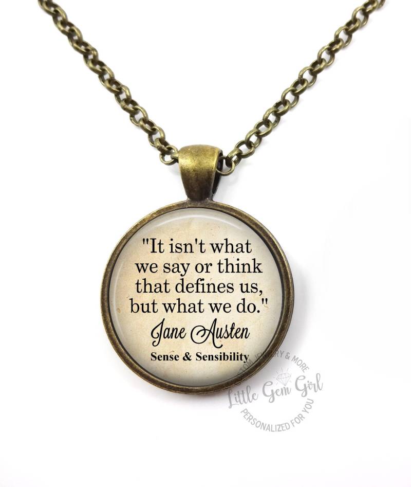 Jane Austen Zitat Schmuck - Es Ist Nicht Was Wir Sagen Oder Tun, Das Uns Definiert Inspirierende Buch Halskette Schlüsselanhänger Charm Geschenke von LittleGemGirl