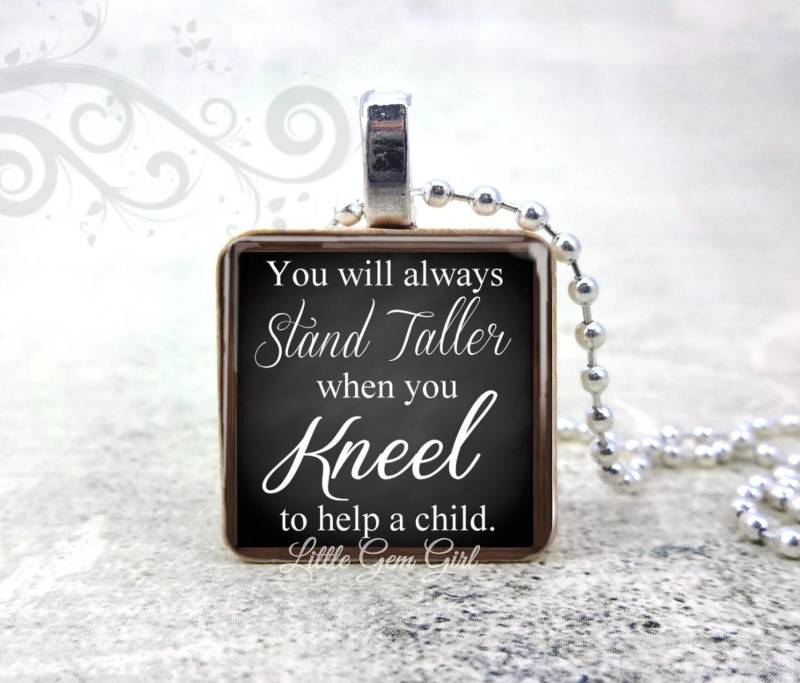 Lehrer-Halskette - Sie Werden Immer Größer Stehen, Wenn Knien, Um Einem Kind Zu Helfen Anhänger Holzfliese Inspirational Zitat Schmuck von LittleGemGirl