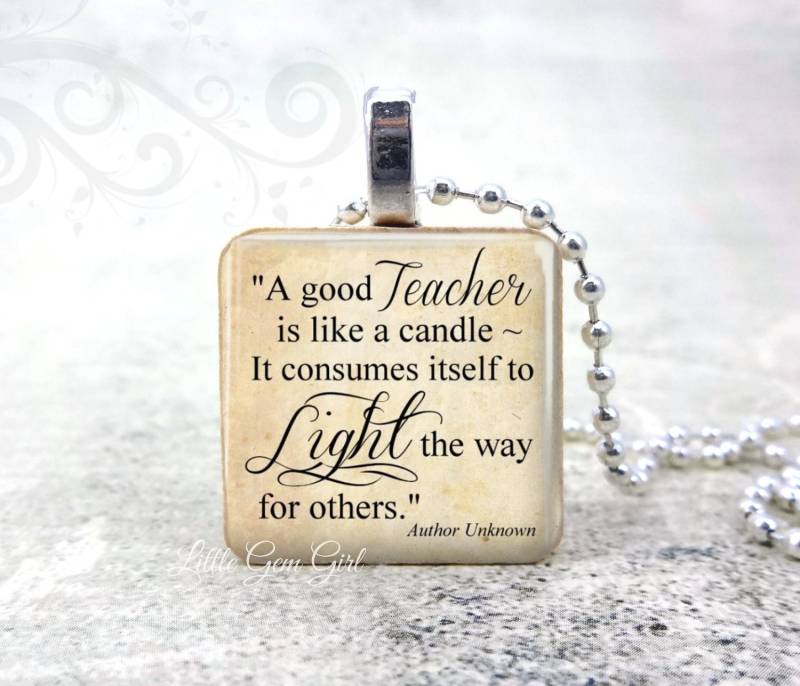 Geschenk Für Den Lehrer - Guter Ist Wie Eine Kerze Inspirierendes Zitat 1-Zoll-Holzanhänger Lehrer-Charm-Halskette von LittleGemGirl