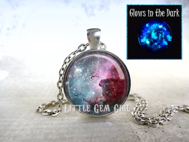 Leuchtende Carina Nebel Galaxy Halskette Oder Schlüsselanhänger Charm - Glow in The Dark Space Art Nebula Keychain Schmuck Sci Fi von LittleGemGirl