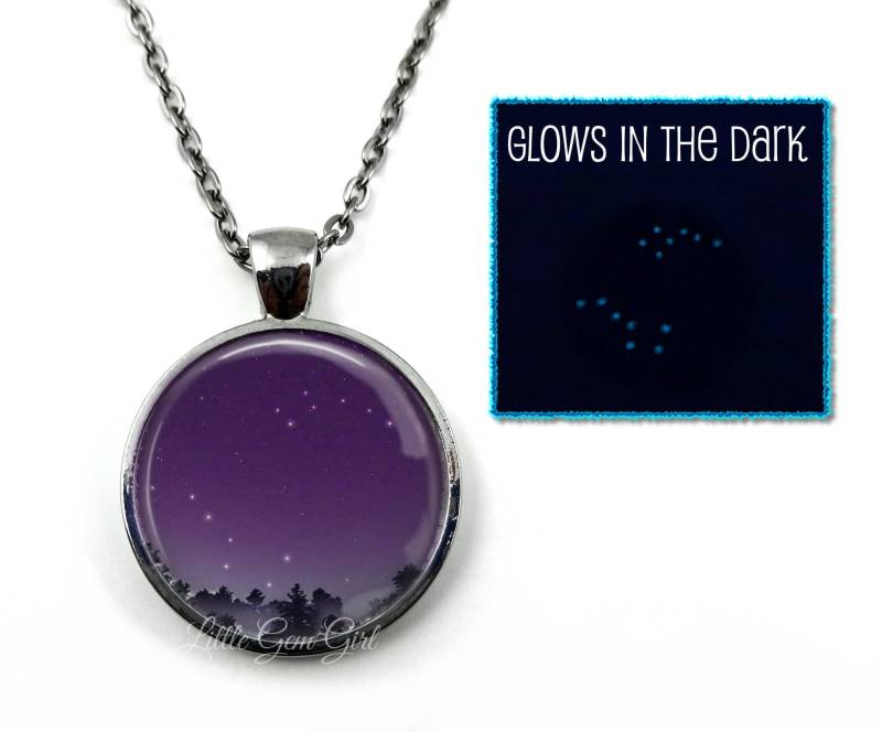 Leuchtende Konstellation Sterne Halskette - Großer Wagen Kleiner Anhänger Charme Glow in The Dark Space Schmuck 4 Ausführungen & 2 Farben von LittleGemGirl