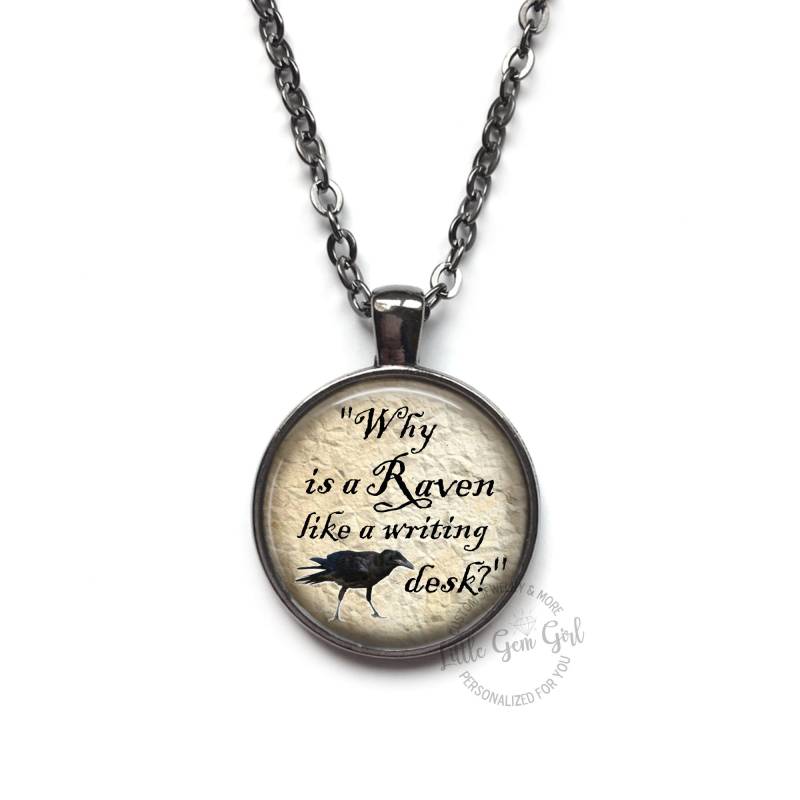 Mad Hatter Zitat Alice Im Wunderland Schmuck - Warum Ist Ein Rabe Wie Schreibtisch Halskette Oder Schlüsselanhänger Charm, Unisex Männer Frauen von LittleGemGirl