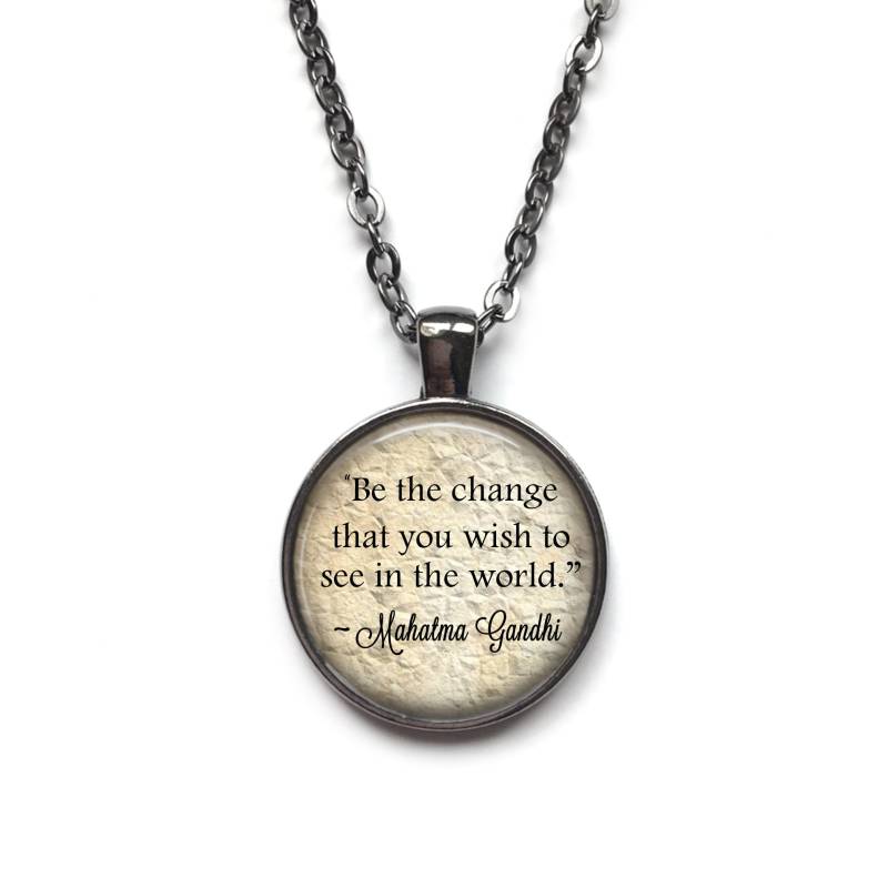 Mahatma Gandhi Zitat Schmuck - Be The Change Halskette Oder Schlüsselanhänger Charm Inspirierender Motivationsschmuck Individuelle Auswahl von LittleGemGirl