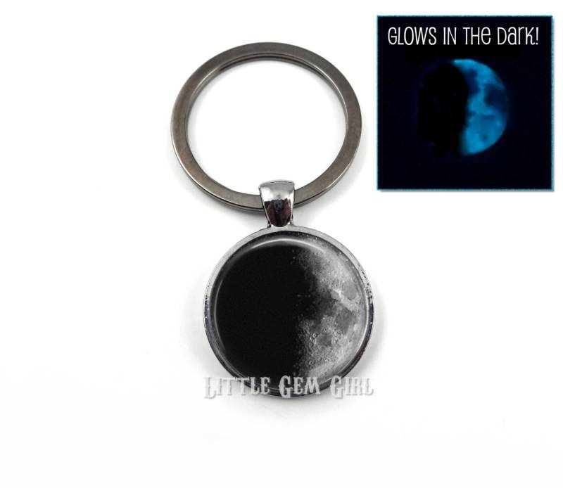 Mond Schlüsselanhänger Charme - Glühender Halbmond Halskette Oder Phase Glow in The Dark Charm Für Männer Frauen von LittleGemGirl