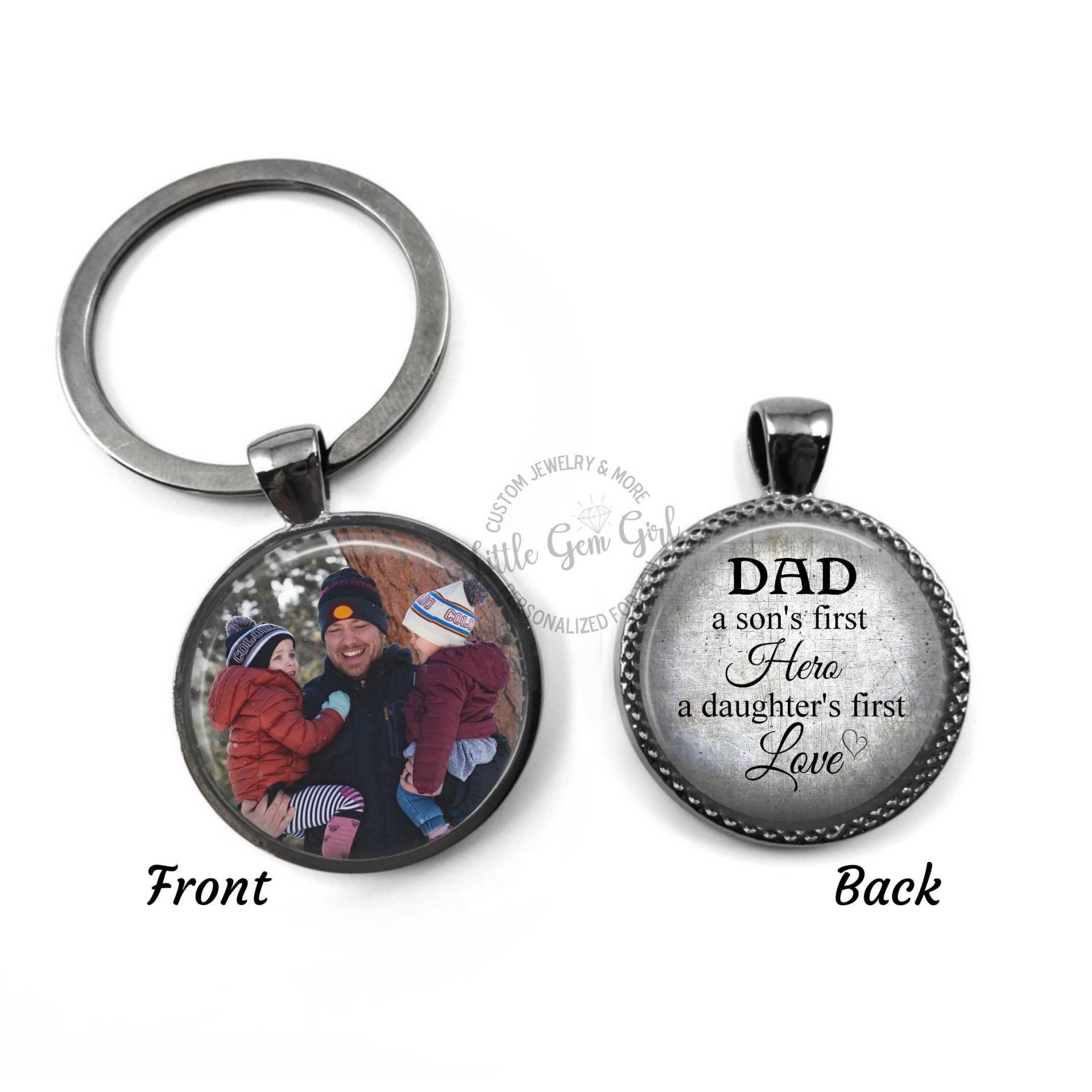 Papa Sohn Erster Held Tochter Erste Liebe Schlüssel Personalisierte Foto Schlüsselanhänger Für Den Vatertag - Doppelseitiger Benutzerdefinierter von LittleGemGirl