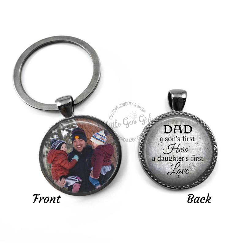 Papa Sohn Erster Held Tochter Erste Liebe Schlüssel Personalisierte Foto Schlüsselanhänger Für Den Vatertag - Doppelseitiger Benutzerdefinierter von LittleGemGirl
