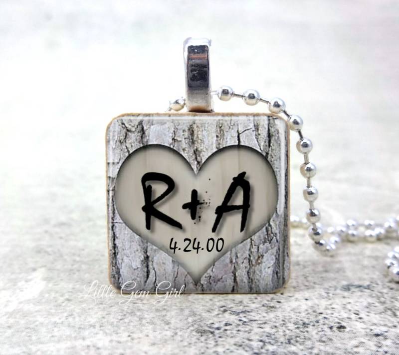 Personalisierte Initialen in Baum Herz Holz Anhänger - Benutzerdefinierte Name Halskette Valentinstag Liebe Schmuck von LittleGemGirl