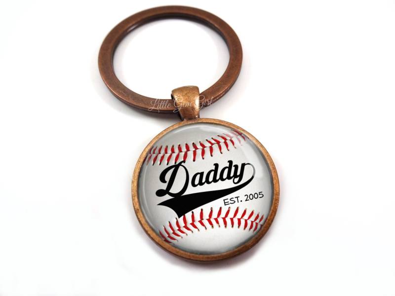 Personalisierte Papa Schlüsselanhänger Mit Datum - Sport Baseball Daddy Benutzerdefinierte Vatertagsgeschenk Von Kindern von LittleGemGirl