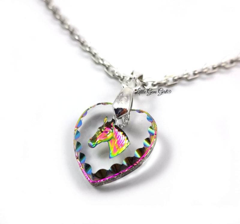 Pferde Halskette - Regenbogen Pferd Anhänger 15 X 14 Mm Gravierter Pferdekopf Herz Geätztes Glas Mit Sterling Silber Kettenoption von LittleGemGirl