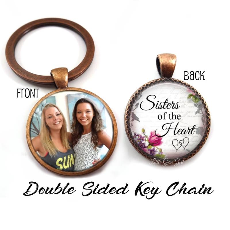 Schwestern Des Herzens Foto Schlüsselanhänger - Personalisierter Bild Charm Doppelseitiger Wendbarer Anhänger von LittleGemGirl
