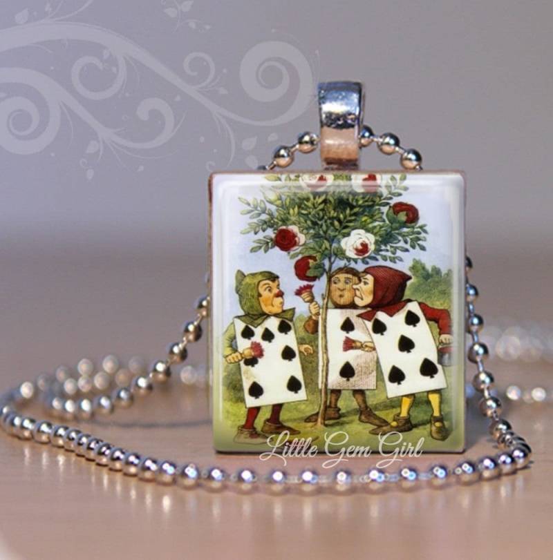 Vintage Alice's Abenteuer Im Wunderland Malerei Die Rosen Rot Scrabble Holz Anhänger - Rote Herzkönigin Halsketten-Charme von LittleGemGirl