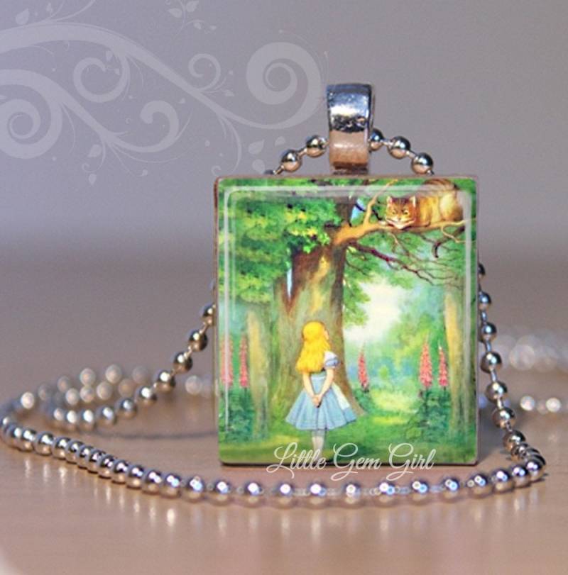 Vintage Alices Abenteuer Im Wunderland Anhänger - Grinsekatze Buch Illustration Scrabble Tile Halskette von LittleGemGirl