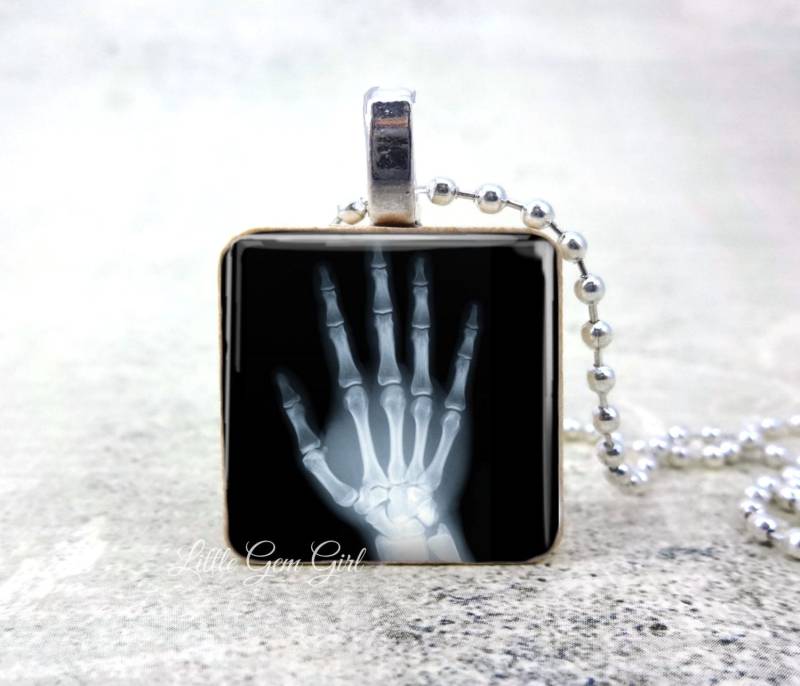 xray Techniker Halsketten Anhänger - Halloween Skelett Hand Röntgen 1 Zoll Holz Charm Lustiger Arzt Krankenschwester Schmuck von LittleGemGirl