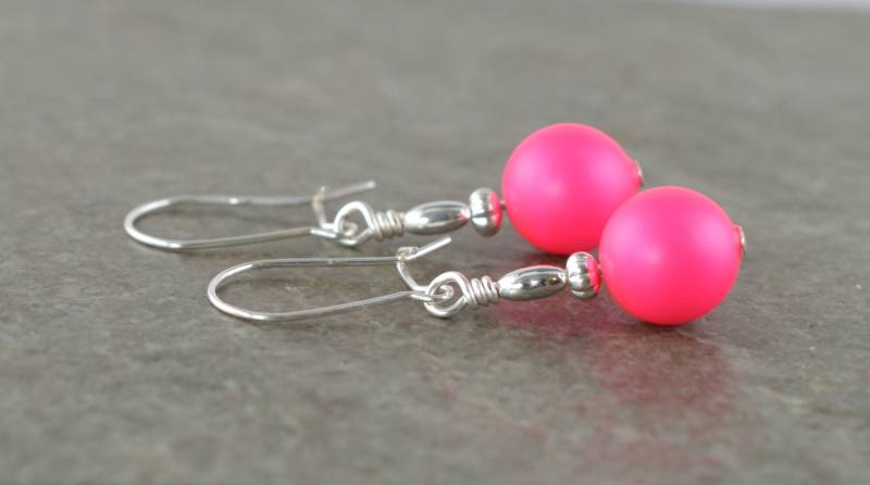 Neon Rosa Swarovski Kristall Perle & Sterling Silber Tropfen Ohrringe - Niere Draht Geschenk-Box Neon Rosa Swarovski Kristall Perle & Sterling Silber Tropfen Ohrringe - Niere Draht Geschenk-Box von LittleGemJewel