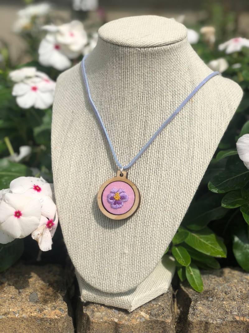 Seien Sie Nicht Ein Stiefmütterchen Stickerei Halskette Seien Sie Nicht Ein Stiefmütterchen Stickerei Halskette von LittleGiftsByKrista