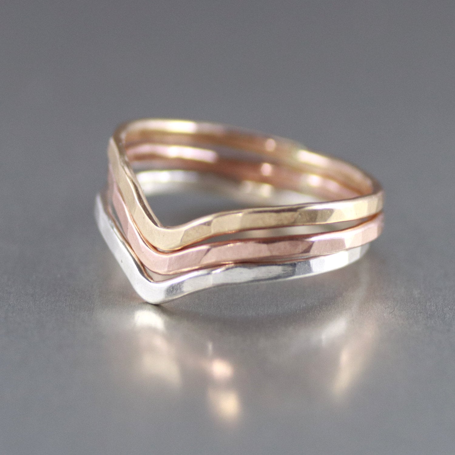 Silber Chevron Ring, Gold Stapel Rose Stapelring, Midi Gehämmert Muttertag, Graduierung, Braut von LittleGreenRoom