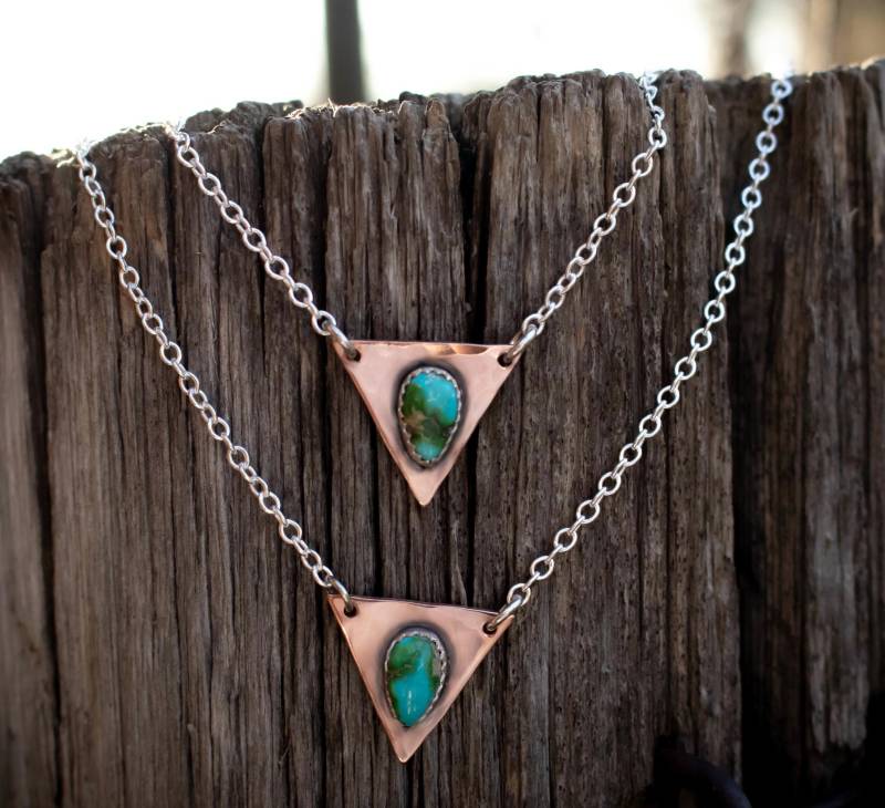 Sonoran Gold Türkis Reise Halskette, Pfeil Anhänger, Dreieck, Südwesten Türkis, Sterling Silber, Gehämmerter Kupfer Blau, Grün von LittleGreenRoom
