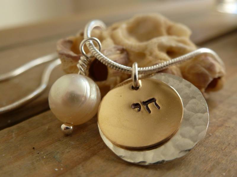 Chai-Halskette Oder Erste Anhänger. Hand Gestempelt Halskette Mit Draht Umwickelt Süßwasser-Zuchtperlen von LittleHJewellery