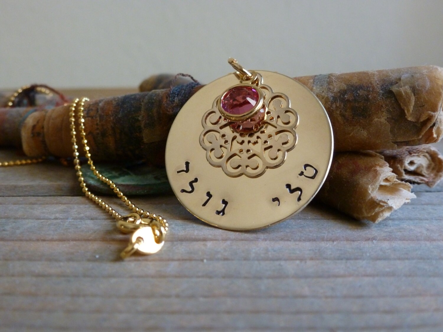 Fledermaus Mitzvah Halskette. Handgestempelte Personalisierte Messingscheibe Mit Vergoldeter Blume Und Swarovski Geburtsstein. Hebräisch Oder Fledermaus Mitzvah Halskette. Handgestempelte Personalisierte Messingscheibe Mit Vergoldeter Blume Und Swarovski Geburtsstein. Hebräisch Oder von LittleHJewellery
