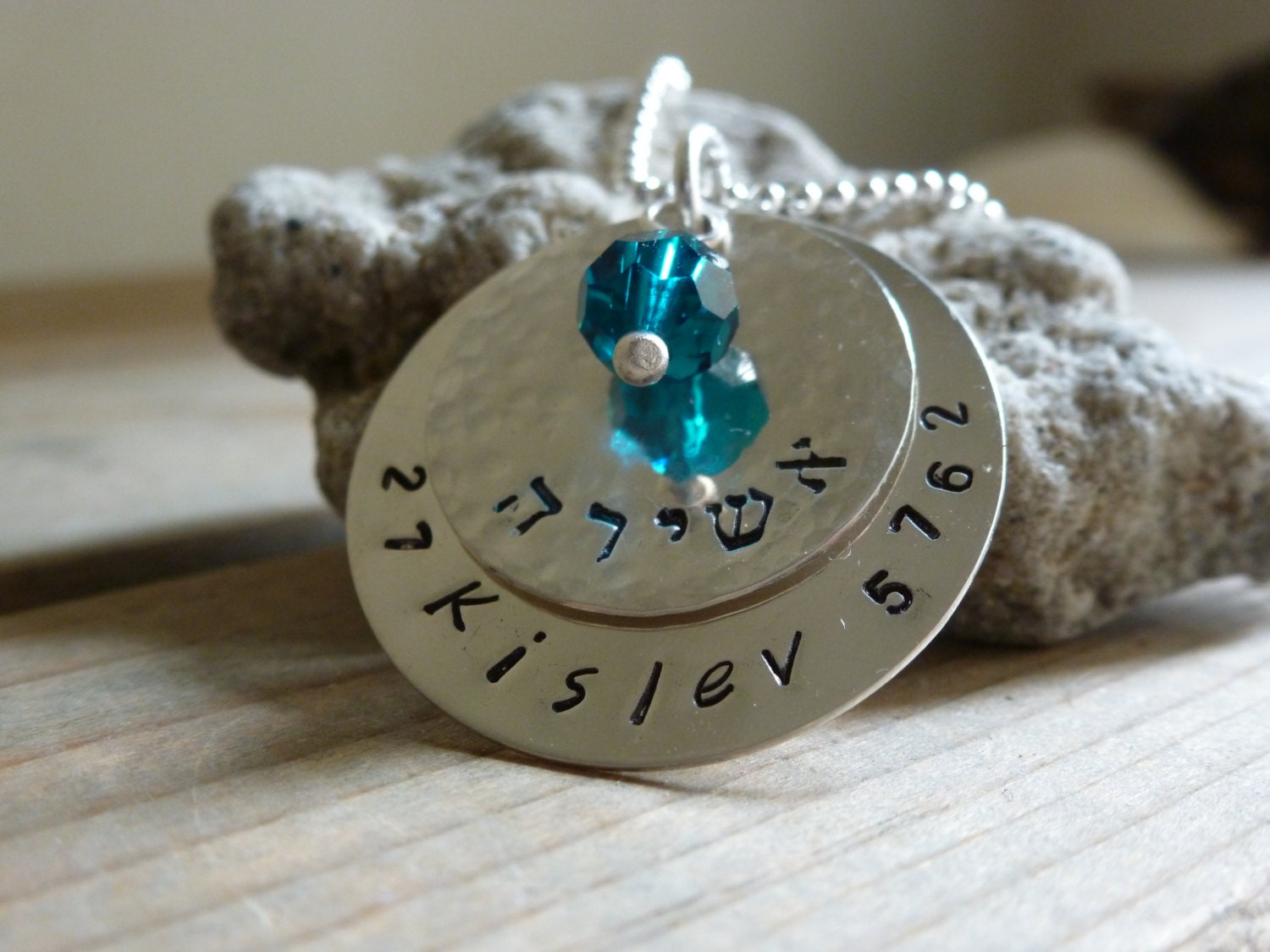 Fledermaus Mitzwa Geschenk, Brautjungfer Halskette. Personalisierte Halskette, Hand Gestempelt, Sterling Silber Halskette Mit Swarovski Geburtsstein Fledermaus Mitzwa Geschenk, Brautjungfer Halskette. Personalisierte Halskette, Hand Gestempelt, Sterling Silber Halskette Mit Swarovski Geburtsstein von LittleHJewellery