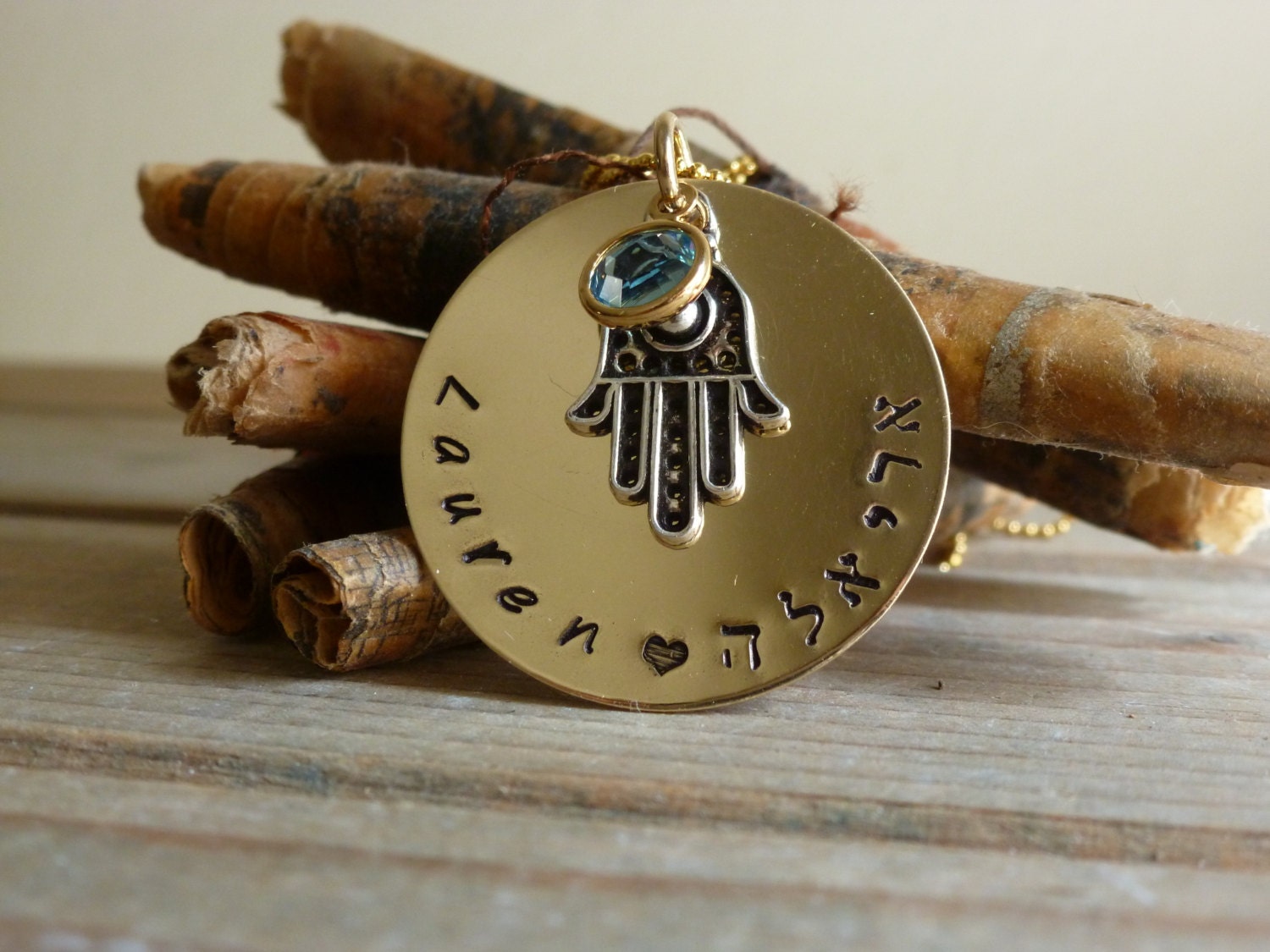 Fledermaus Mitzwa Geschenk. Hand Gestempelt Personalisierte Messing Disc Mit Sterling Silber Hamsa Anhänger Und Swarovski Geburtsstein. Hebräisch & Fledermaus Mitzwa Geschenk. Hand Gestempelt Personalisierte Messing Disc Mit Sterling Silber Hamsa Anhänger Und Swarovski Geburtsstein. Hebräisch & von LittleHJewellery