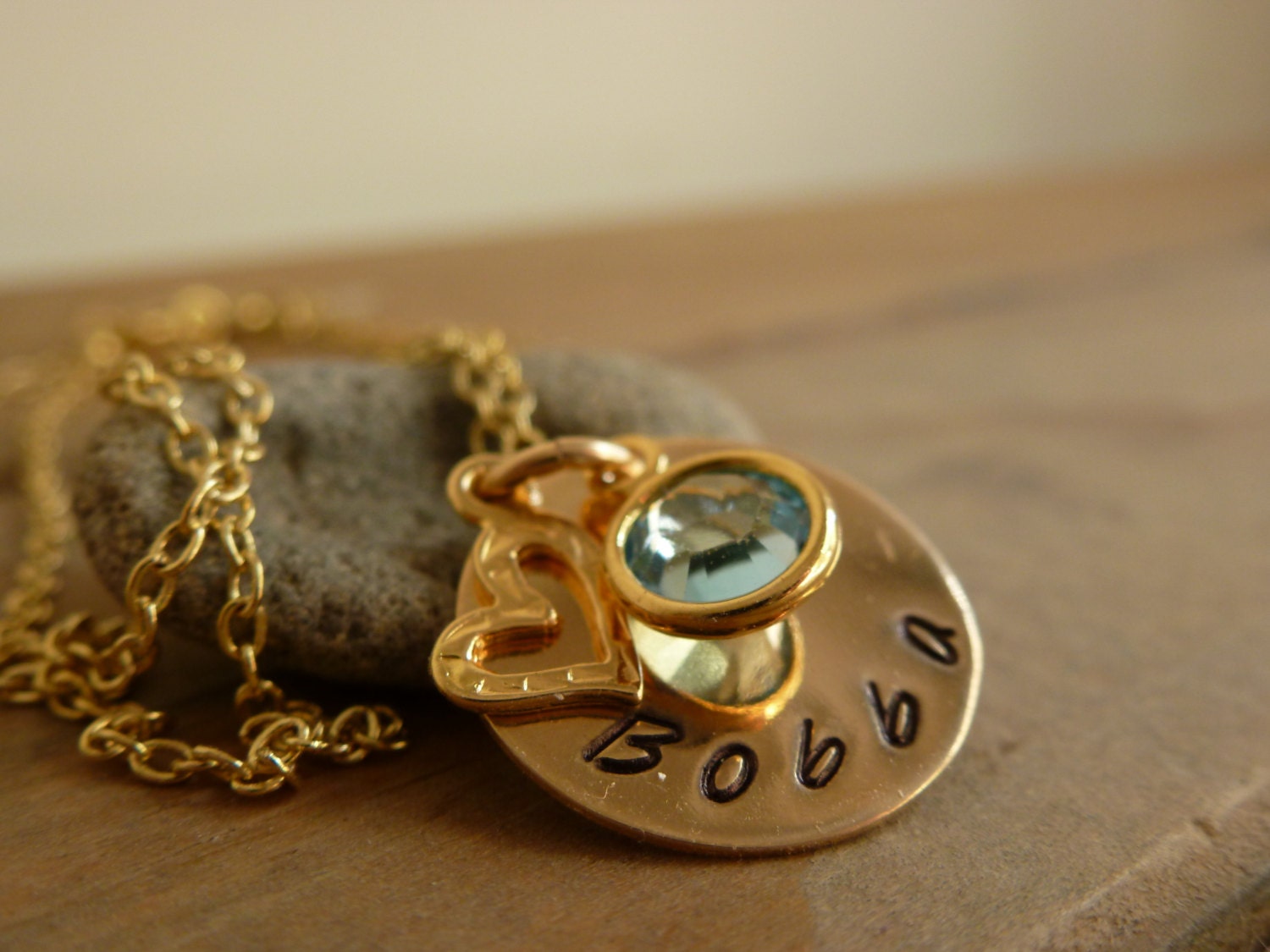 Gold Gefüllt, Handgestempelt, Personalisierte Halskette Swarovski Geburtsstein Mit Winzigen Strukturierte Herzanhänger Gold Gefüllt, Handgestempelt, Personalisierte Halskette Swarovski Geburtsstein Mit Winzigen Strukturierte Herzanhänger von LittleHJewellery