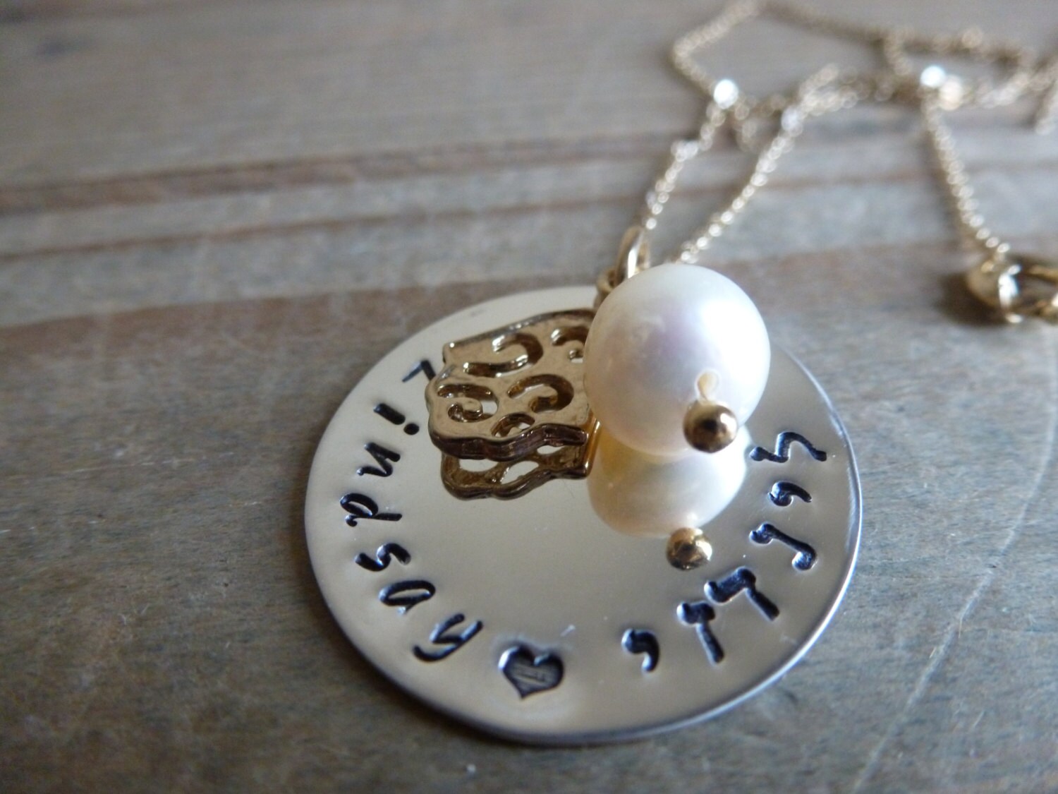 Hand Gestempelt Halskette. Personalisierte Sterling Silber Scheibe Mit Vergoldeter Hamsa Und Süßwasser Perle Hand Gestempelt Halskette. Personalisierte Sterling Silber Scheibe Mit Vergoldeter Hamsa Und Süßwasser Perle von LittleHJewellery