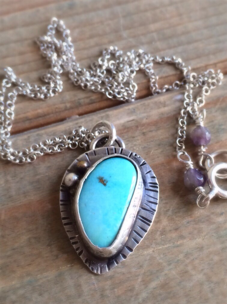 Hand Gestempelt Sterling Silber Teardrop Halskette Mit Türkis Hand Gestempelt Sterling Silber Teardrop Halskette Mit Türkis von LittleHJewellery