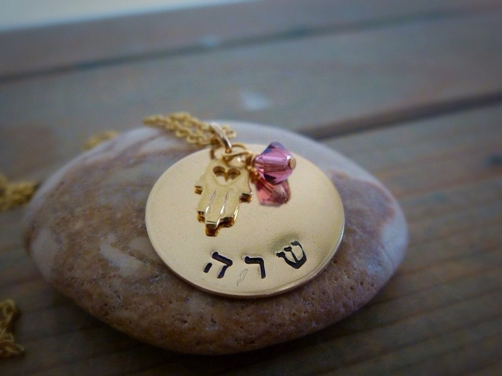 Personalisierte Halskette. Hand Gestempelt, Personalisierte Namenskette. Gold Gefüllt Scheibe Hamsa Charme Mit Draht Umwickelt Swarovski Geburtsstein Personalisierte Halskette. Hand Gestempelt, Personalisierte Namenskette. Gold Gefüllt Scheibe Hamsa Charme Mit Draht Umwickelt Swarovski Geburtsstein von LittleHJewellery