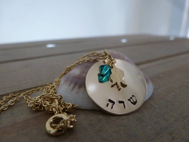 Personalisierte Halskette. Hand Gestempelt, Personalisierte Namenskette. Gold Gefüllt Scheibe Mit Granatapfel Charme Und Swarovski Geburtsstein von LittleHJewellery