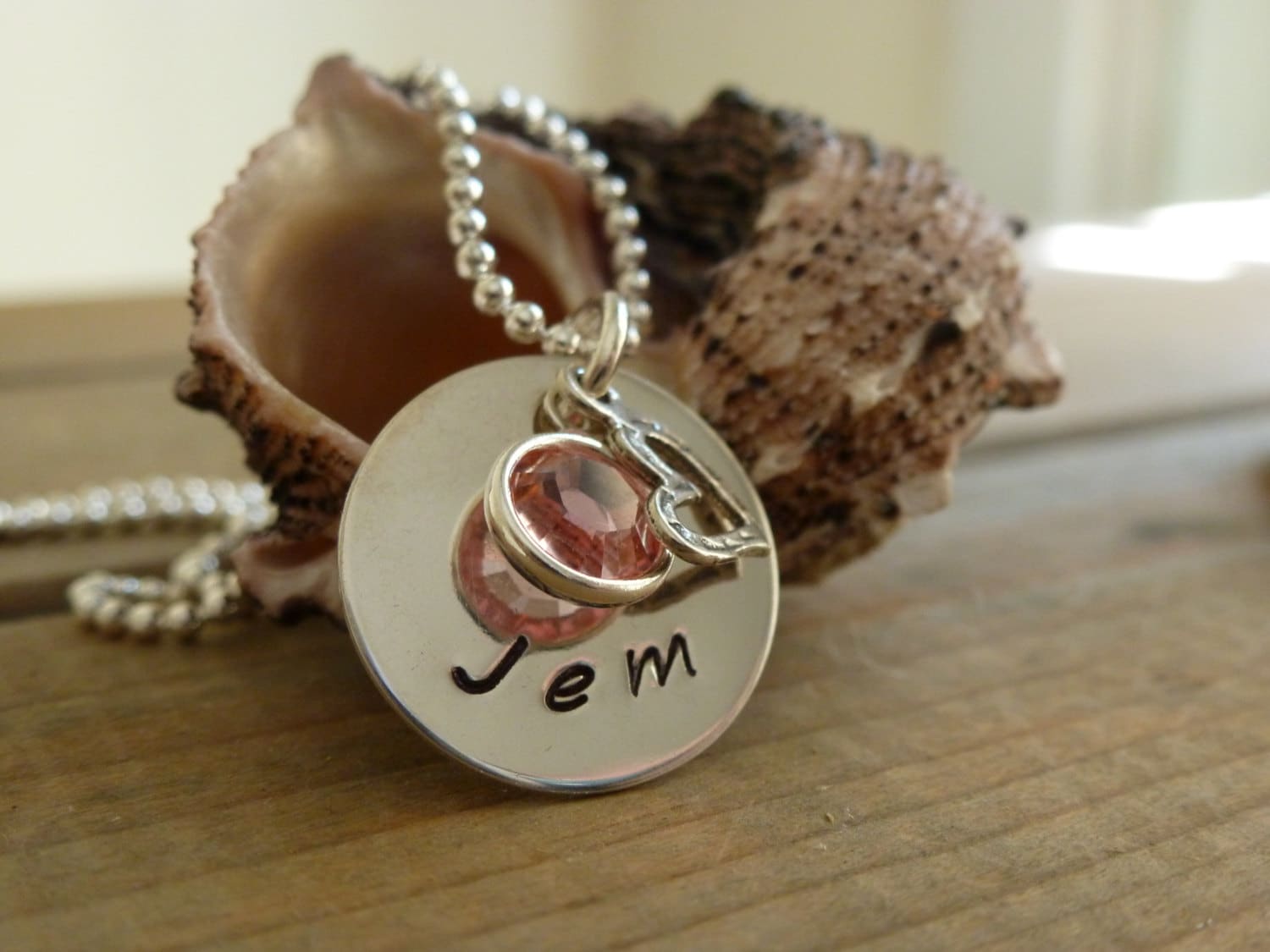 Personalisierte Halskette. Hand Gestempelt, Sterling Silberkette Mit Swarovski Geburtsstein Und Kleinem Herzanhänger Personalisierte Halskette. Hand Gestempelt, Sterling Silberkette Mit Swarovski Geburtsstein Und Kleinem Herzanhänger von LittleHJewellery