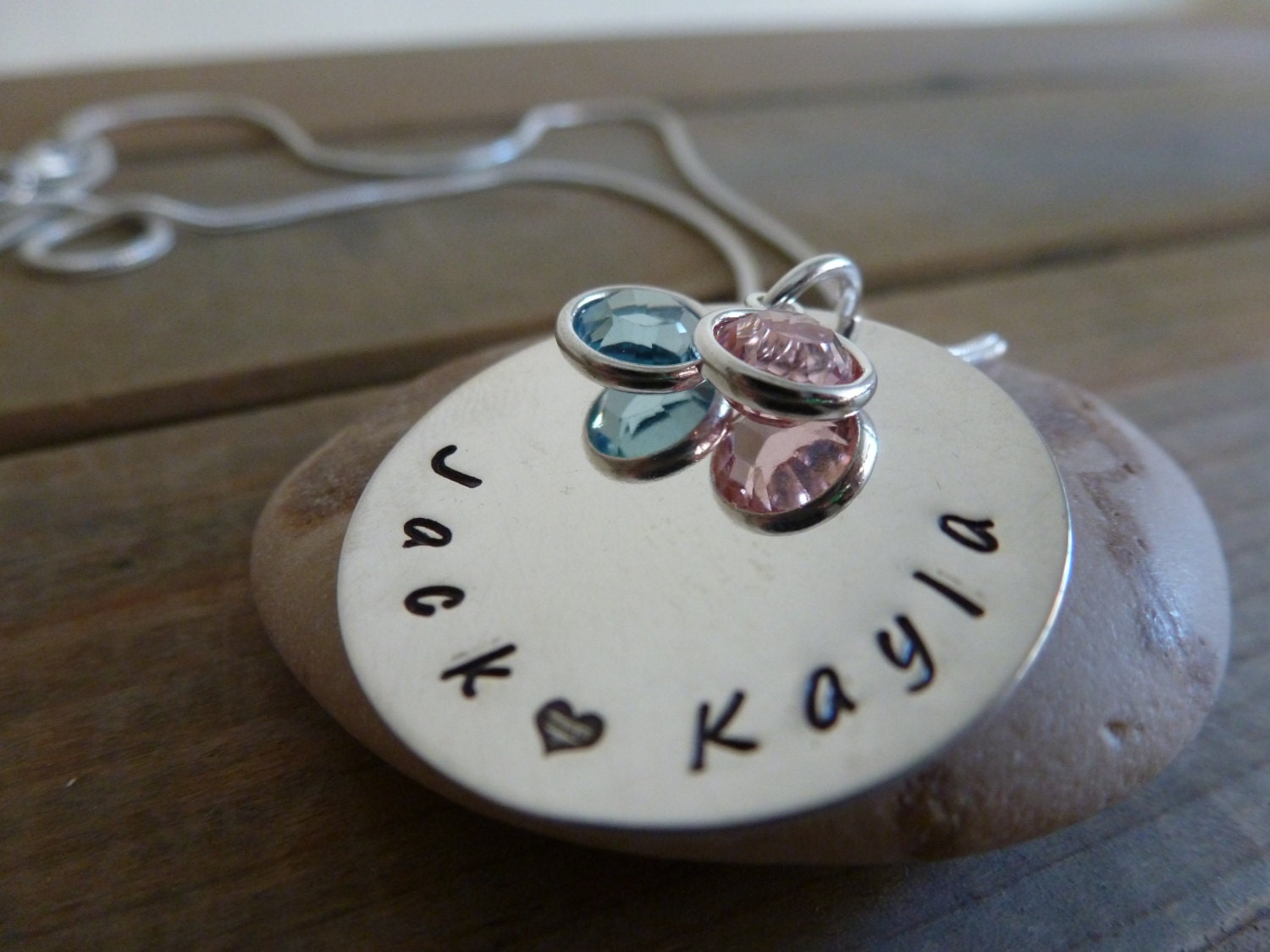 Personalisierte Hand Gestempelt Mama Oder Oma Halskette in Sterling Silber Mit Swarovski Geburtsstein Anhänger Personalisierte Hand Gestempelt Mama Oder Oma Halskette in Sterling Silber Mit Swarovski Geburtsstein Anhänger von LittleHJewellery