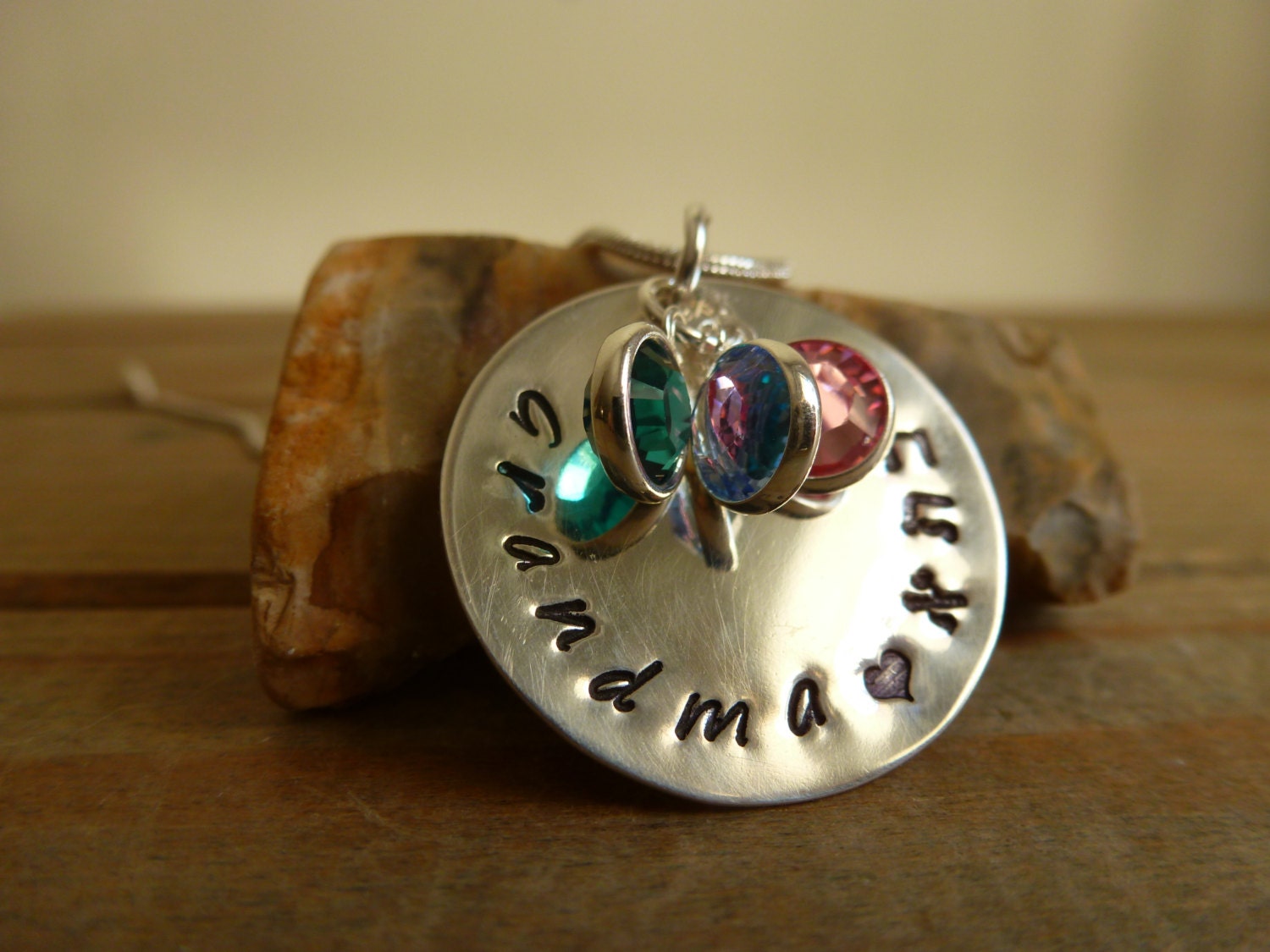 Personalisierter Schmuck. Hand Gestempelt Sterling Silber Halskette. Oma Halskette Mit Swarovski Geburtssteincharme Personalisierter Schmuck. Hand Gestempelt Sterling Silber Halskette. Oma Halskette Mit Swarovski Geburtssteincharme von LittleHJewellery