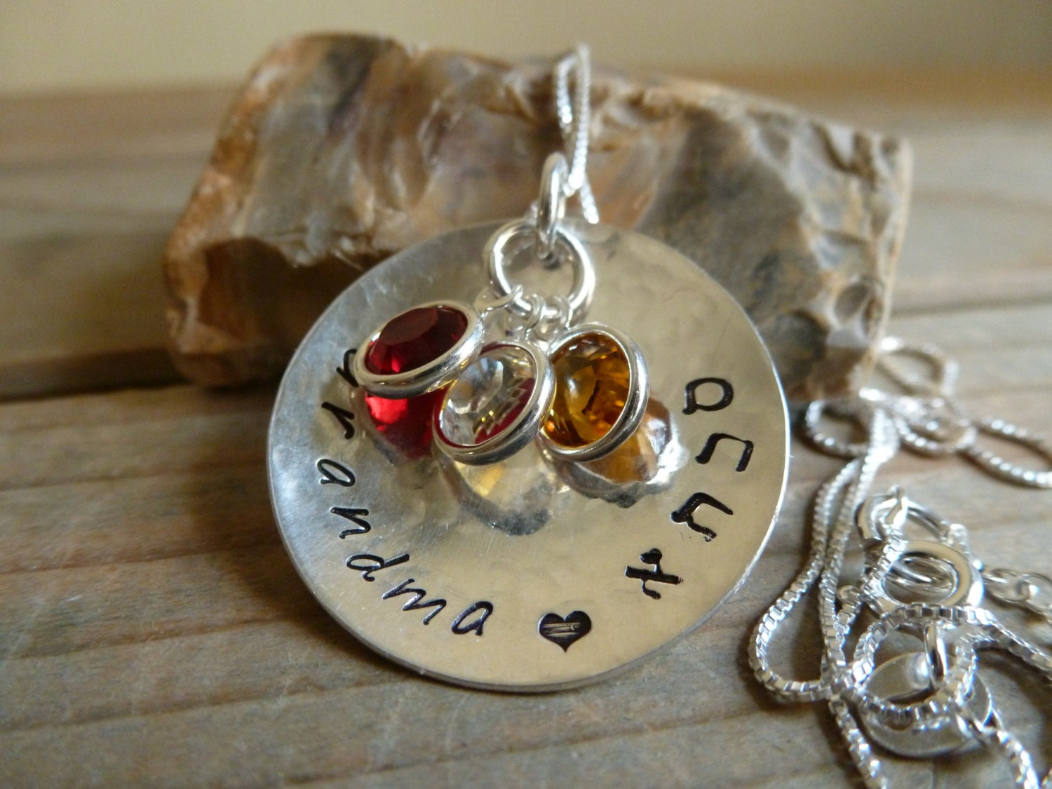 Personalisierter Schmuck. Sterling Silber Hand Gestempelt Halskette. Oma Halskette Mit Swarovski Geburtssteincharme Personalisierter Schmuck. Sterling Silber Hand Gestempelt Halskette. Oma Halskette Mit Swarovski Geburtssteincharme von LittleHJewellery