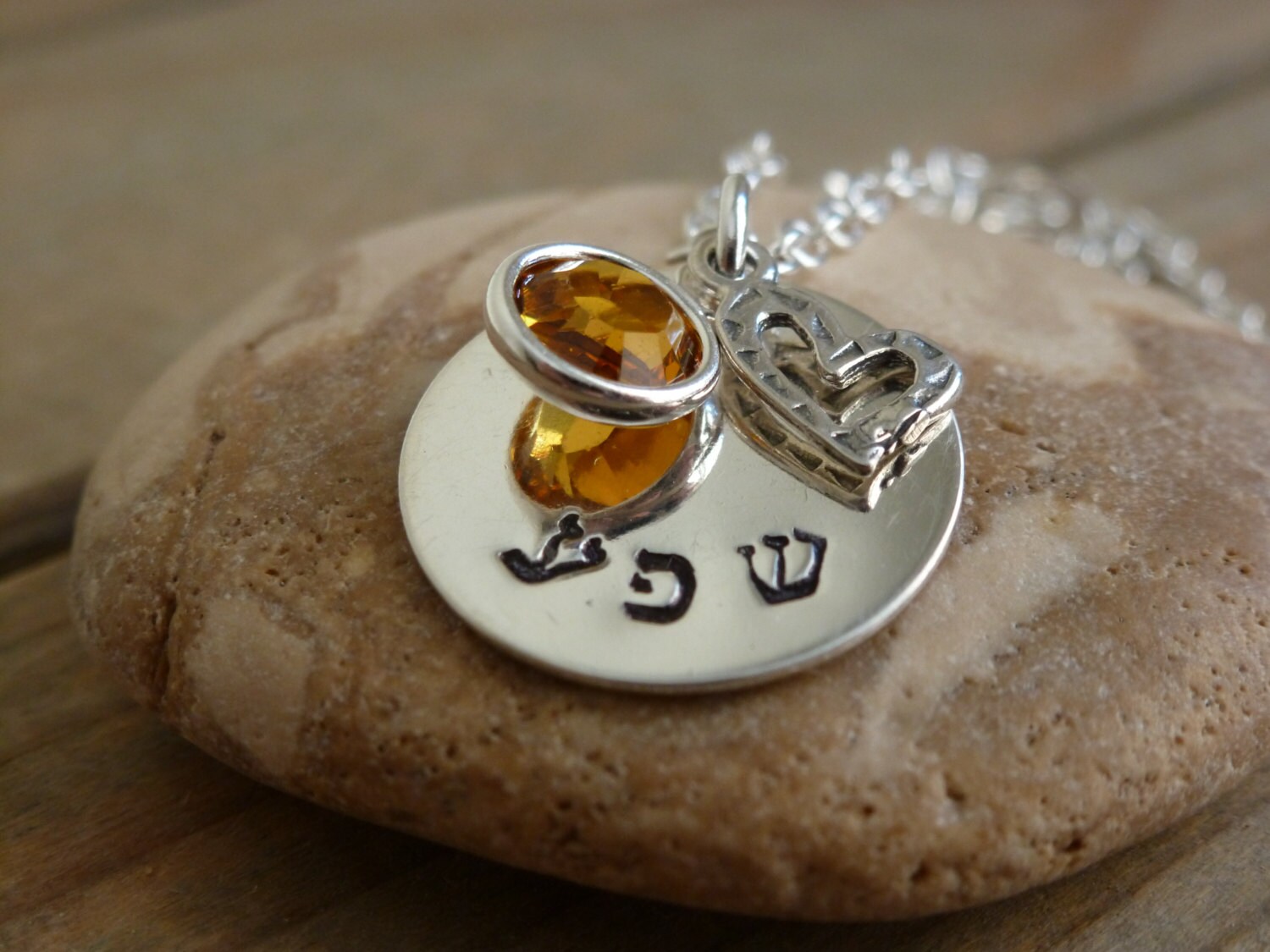 Von Hand Gestempelt Halskette in Hebräisch, Personalisierte Handgestempelt Mit Swarovski Geburtsstein Und Wenig Strukturierter Herz Charm Von Hand Gestempelt Halskette in Hebräisch, Personalisierte Handgestempelt Mit Swarovski Geburtsstein Und Wenig Strukturierter Herz Charm von LittleHJewellery