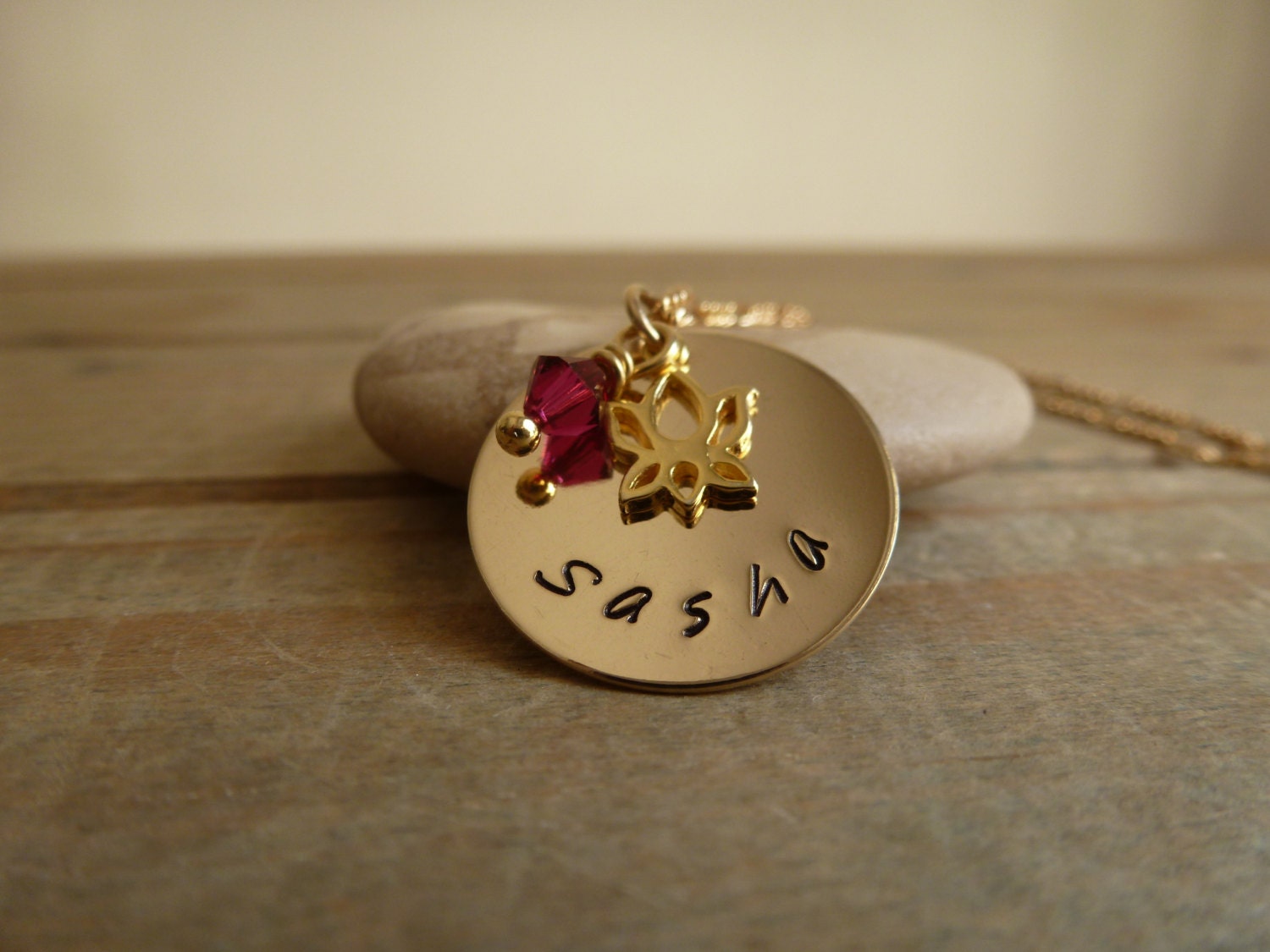 Von Hand Gestempelt Halskette. Namenskette Mit Gold Gefüllt Scheibe, Draht Umwickelt Swarovski Geburtsstein Und Lotus Charme Von Hand Gestempelt Halskette. Namenskette Mit Gold Gefüllt Scheibe, Draht Umwickelt Swarovski Geburtsstein Und Lotus Charme von LittleHJewellery