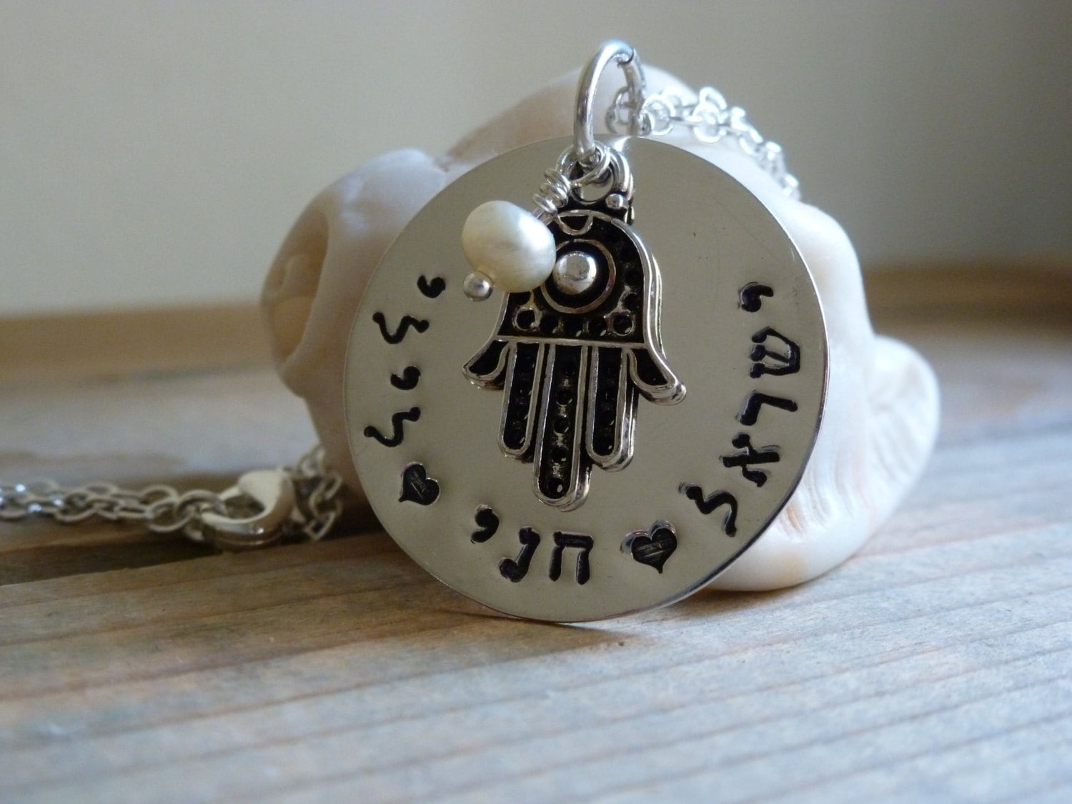 sterling Silber Hamsa Halskette. Hand Gestempelt Personalisierte Scheibe Mit Charme Und Draht Gewickelt Perle Oder Geburtsstein. Hebräisch Englisch sterling Silber Hamsa Halskette. Hand Gestempelt Personalisierte Scheibe Mit Charme Und Draht Gewickelt Perle Oder Geburtsstein. Hebräisch Englisch von LittleHJewellery