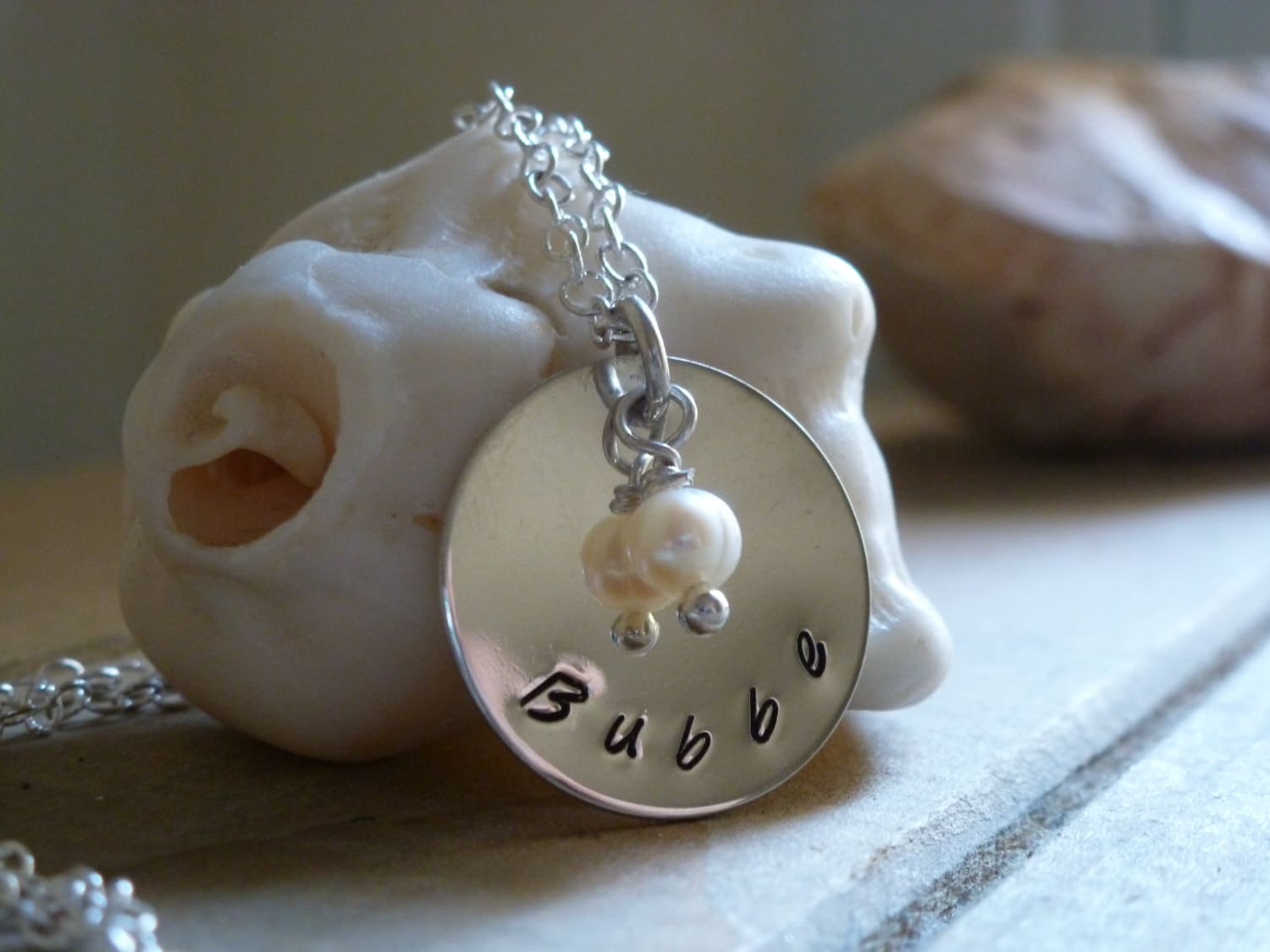 sterling Silber Von Hand Gestempelt Personalisierte Halskette Mit Süßwasser-Perle Und Granatapfel-Charme. in Hebräisch Oder Englisch sterling Silber Von Hand Gestempelt Personalisierte Halskette Mit Süßwasser-Perle Und Granatapfel-Charme. in Hebräisch Oder Englisch von LittleHJewellery