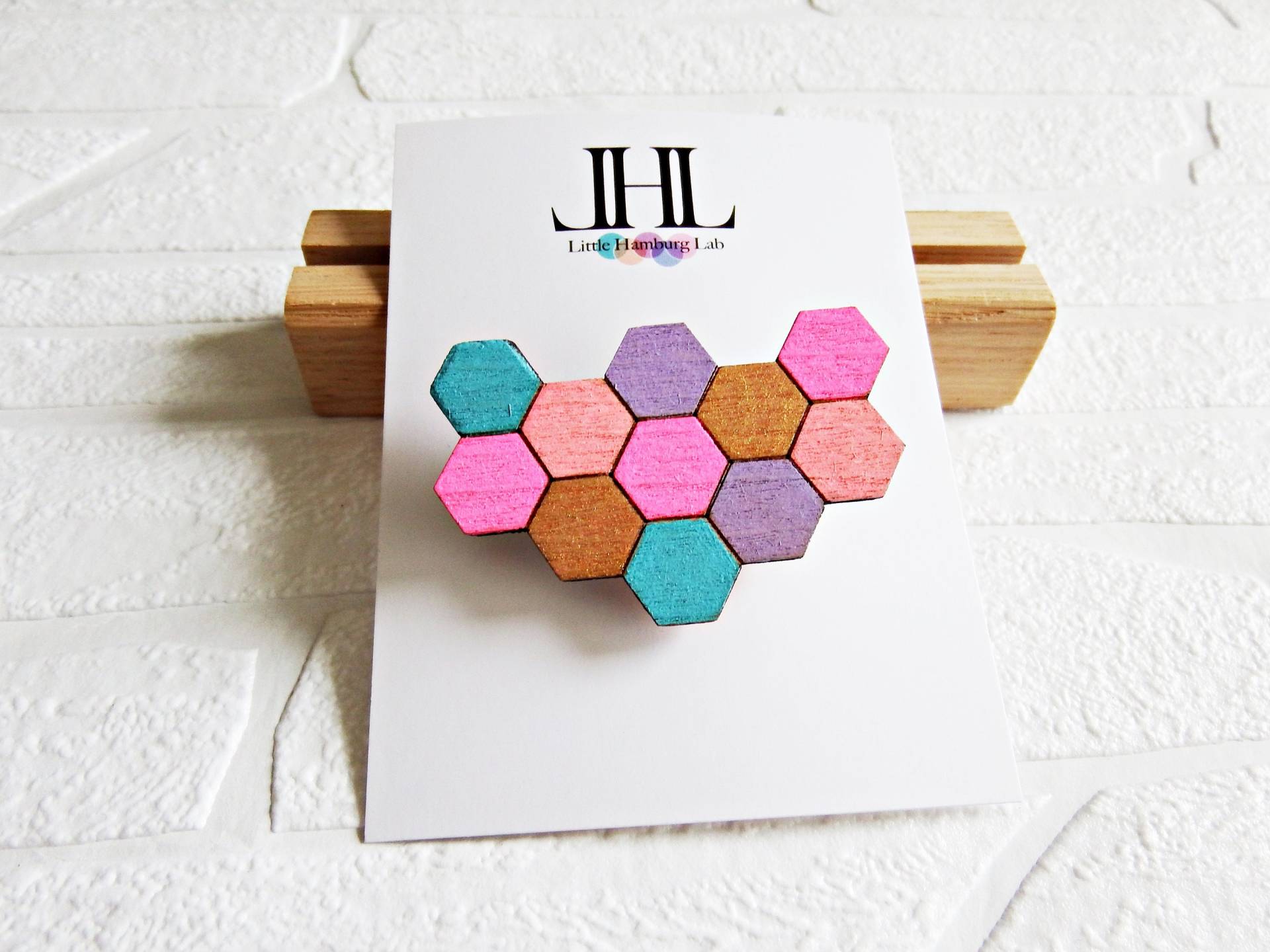 Brosche Holz, Waben, Sechsecke, Neonpink, Lila, Gold, Türkis, Apricot Brosche Holz, Waben, Sechsecke, Neonpink, Lila, Gold, Türkis, Apricot von LittleHamburgLab