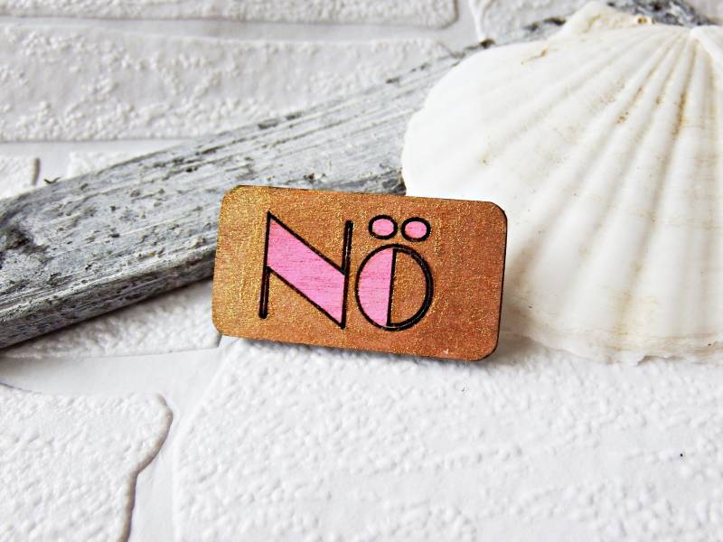 Brosche Nö Aus Holz, Gold Mit Schriftzug in Rosa Brosche Nö Aus Holz, Gold Mit Schriftzug in Rosa von LittleHamburgLab
