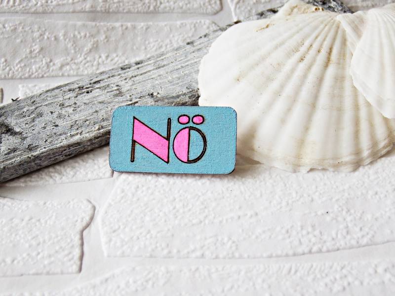 Brosche Nö Aus Holz, Hellblau Mit Schriftzug in Neonpink Brosche Nö Aus Holz, Hellblau Mit Schriftzug in Neonpink von LittleHamburgLab