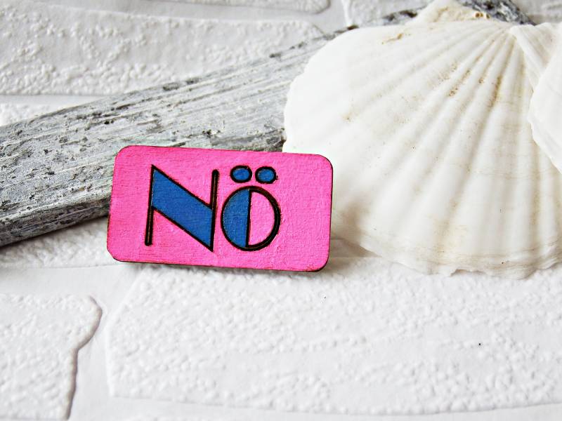 Brosche Nö Aus Holz, Neonpink Mit Schriftzug in Türkis Brosche Nö Aus Holz, Neonpink Mit Schriftzug in Türkis von LittleHamburgLab