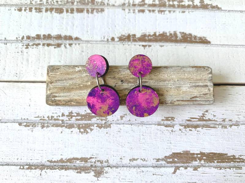Marmorierte Ohrringe Aus Holz Runde Hängeohrringe in Batikoptik Leichte Bunte Statement Schmuck Neon Pink Violett von LittleHamburgLab