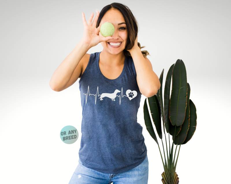 Dackel Herzschlag Liebe Pfotenabdruck Shirt Oder Tank Top - Mama Hund Pfoten Krankenschwester Still von LittleHuskyShop