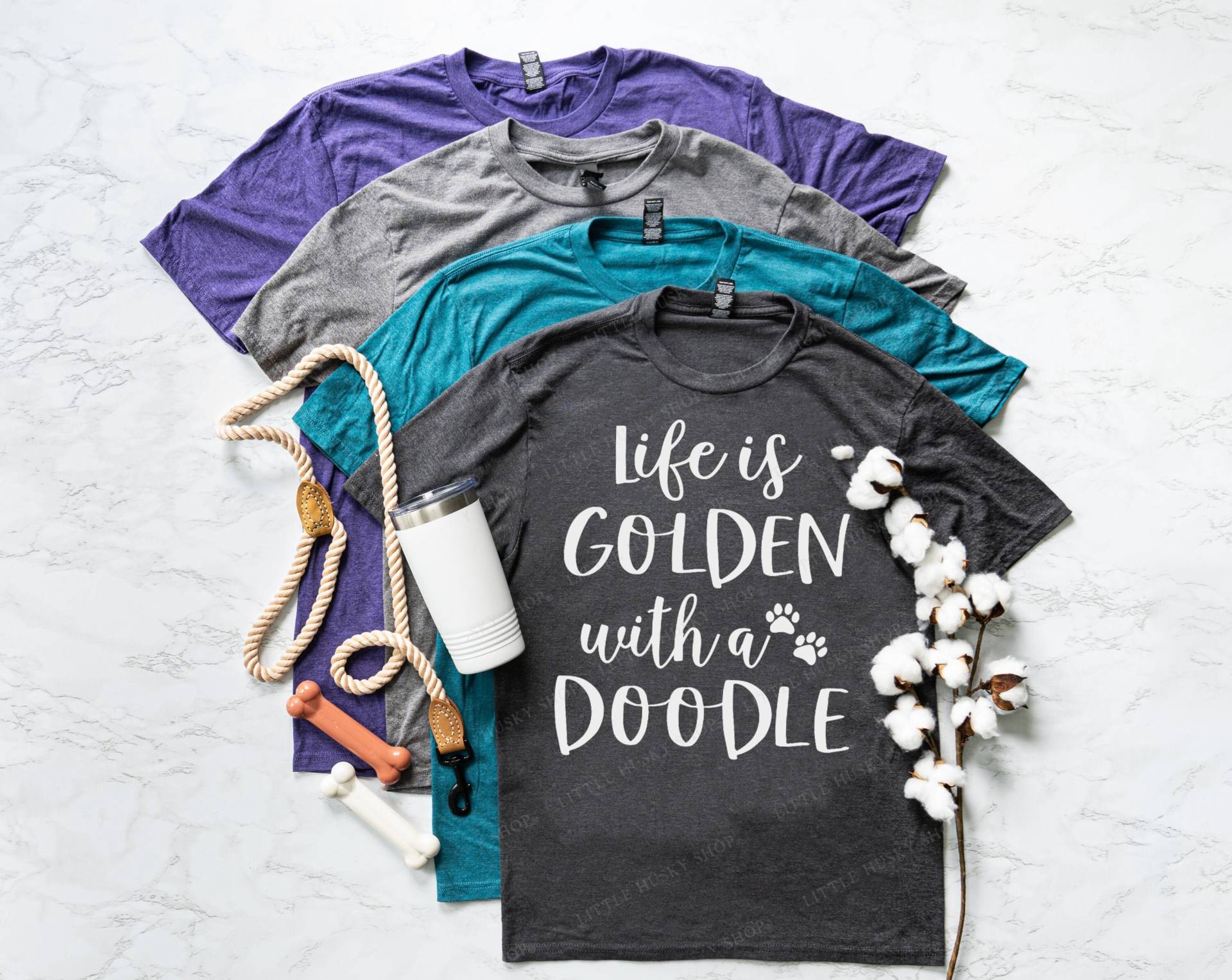 Das Leben Ist Golden Mit Einem Doodle Soft Shirt - Mom Geschenk Golden Pudel Mama Lustiges Hunde Hundebesitzer T-Shirt von LittleHuskyShop
