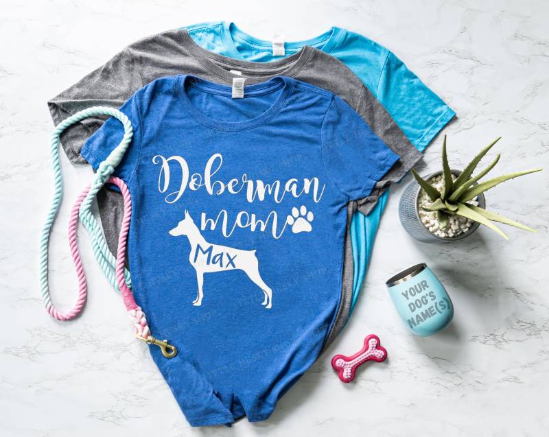 Doberman Mama Shirt Mit Deinem Hundenamen - Individuelles Dobie Haustieren Namen Weiches Hunde Silhouette von LittleHuskyShop