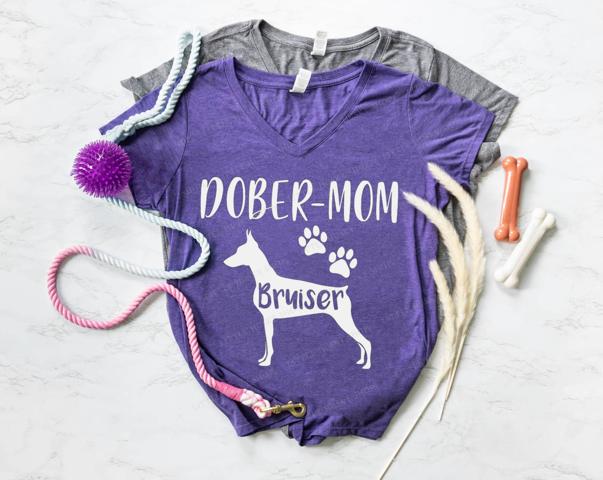 Dobermom Shirt Mit Dem Namen Ihres Hundes - Individuelles Dobermann Mama Dobie Des Haustieres Geschenk Hundebesitzer von LittleHuskyShop