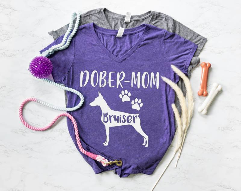 Dobermom Shirt Mit Dem Namen Ihres Hundes - Individuelles Dobermann Mama Dobie Des Haustieres Geschenk Hundebesitzer von LittleHuskyShop